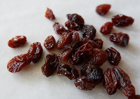 Uva passa melhora a saúde dos ossos e coração; conheça mais benefícios