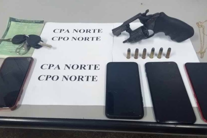 Com celulares, arma e carro roubado, trio é preso em Manaus
