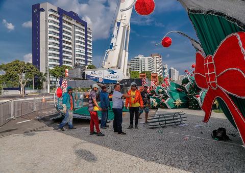 Natal do Abraço promove renda e reciclagem com árvores de Natal em Manaus