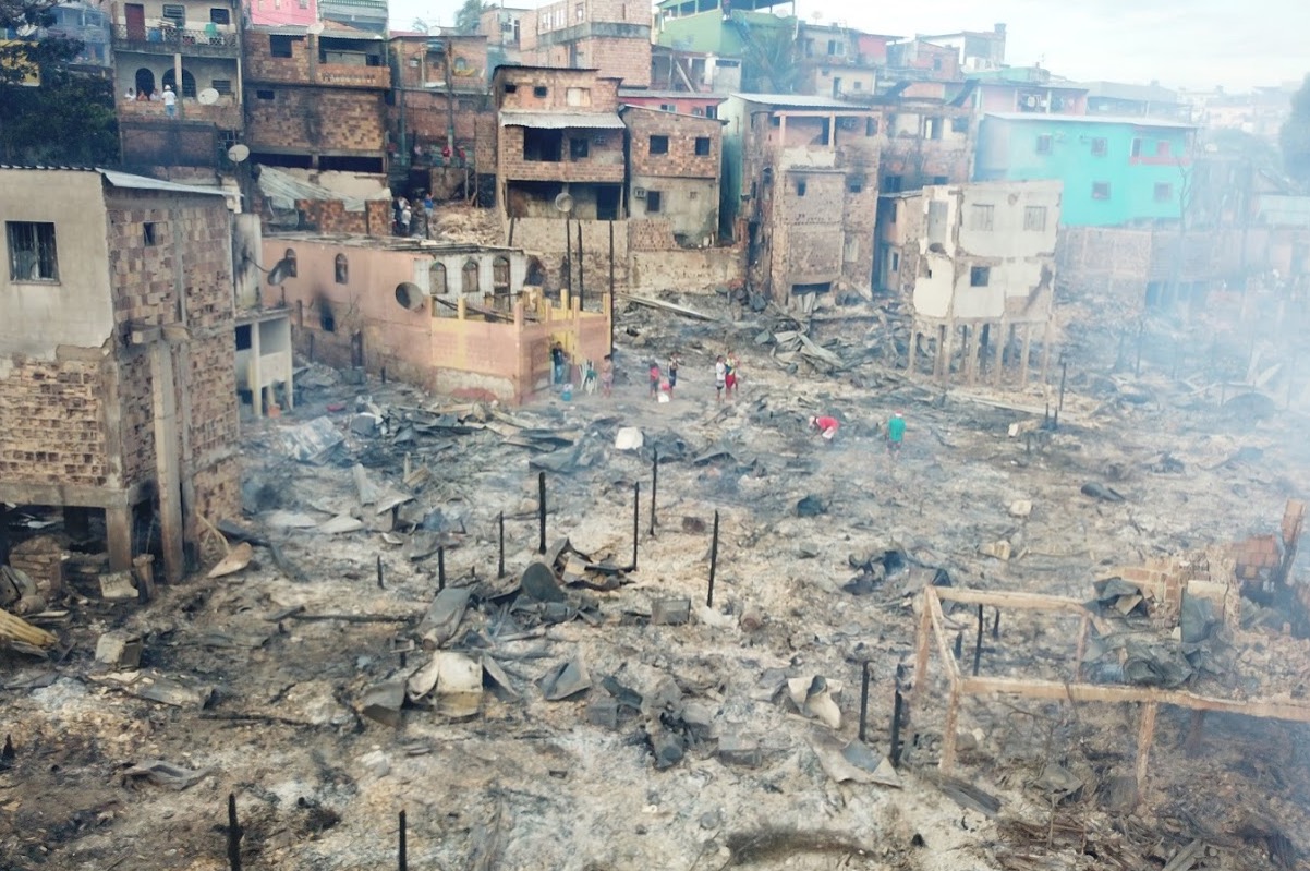 Mais 2 mil famílias atingidas por incêndio serão indenizadas em Manaus 