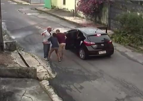Vídeo mostra assaltantes tocando terror durante assalto a pedestre em Manaus