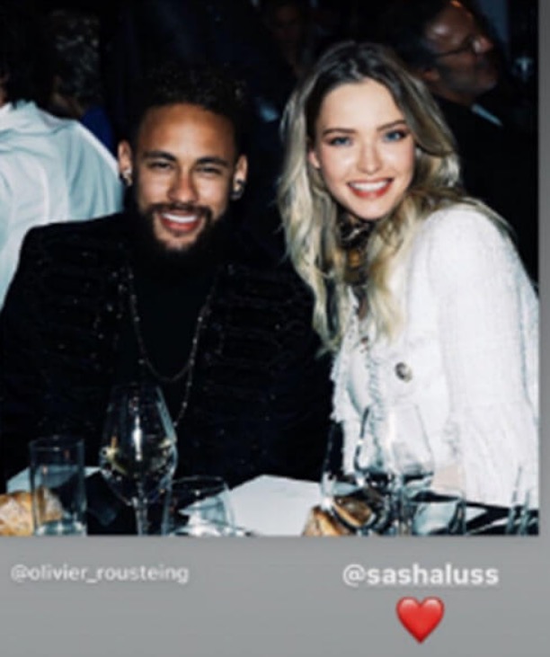 Neymar se derrete em foto ao lado de modelo e agita fãs