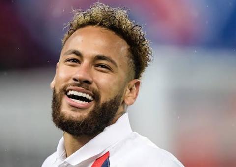 Neymar se derrete em foto ao lado de modelo e agita fãs