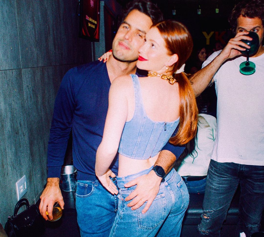 Marina Ruy Barbosa leva 'mão boba' do marido em foto durante noitada