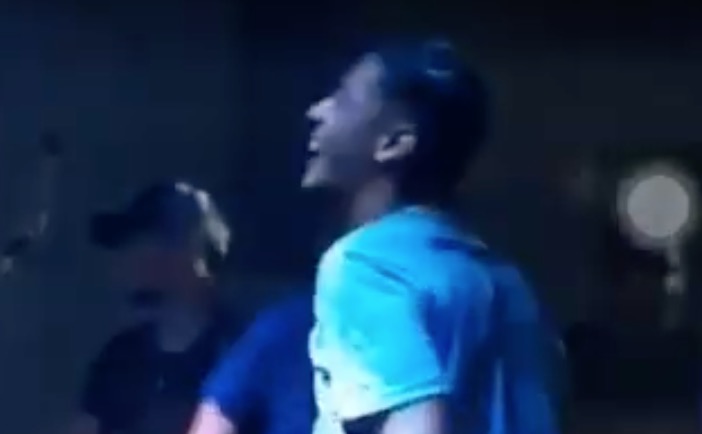 Mulher faz sexo oral em cantor no palco durante show e vídeo viraliza