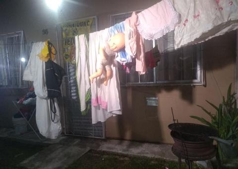Mãe é suspeita de abandonar 5 filhos trancados e com fome em Manaus
