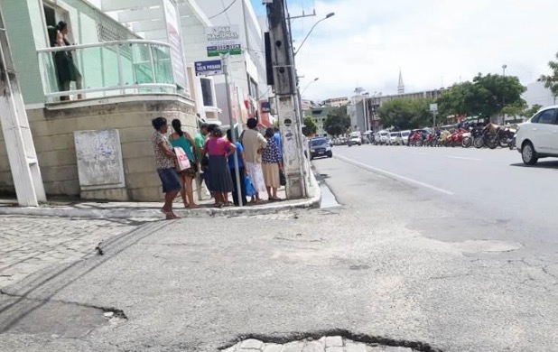 Comissão aprova proposta que exige cobertura nos pontos de ônibus