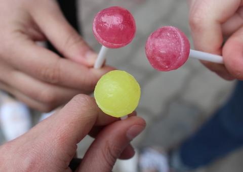 Menina de 10 anos morre após se engasgar com pirulito 