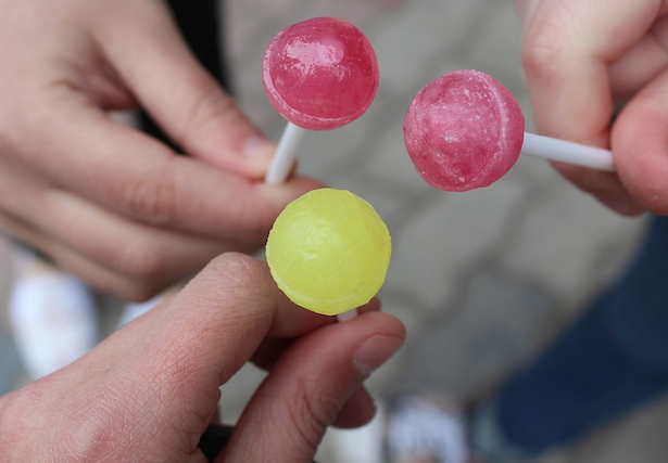 Menina de 10 anos morre após se engasgar com pirulito 