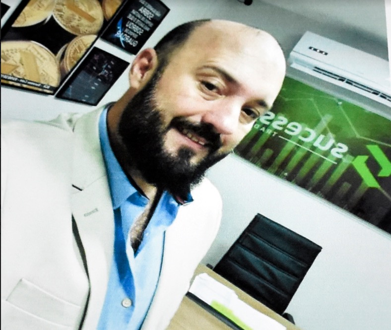 Polícia divulga foto de homem suspeito de esquema criminoso da pirâmide financeira em Manaus 