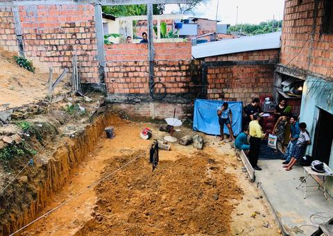 Bombeiros retiram corpo de vendedora que foi enterrada no quintal de casa em Manaus 
