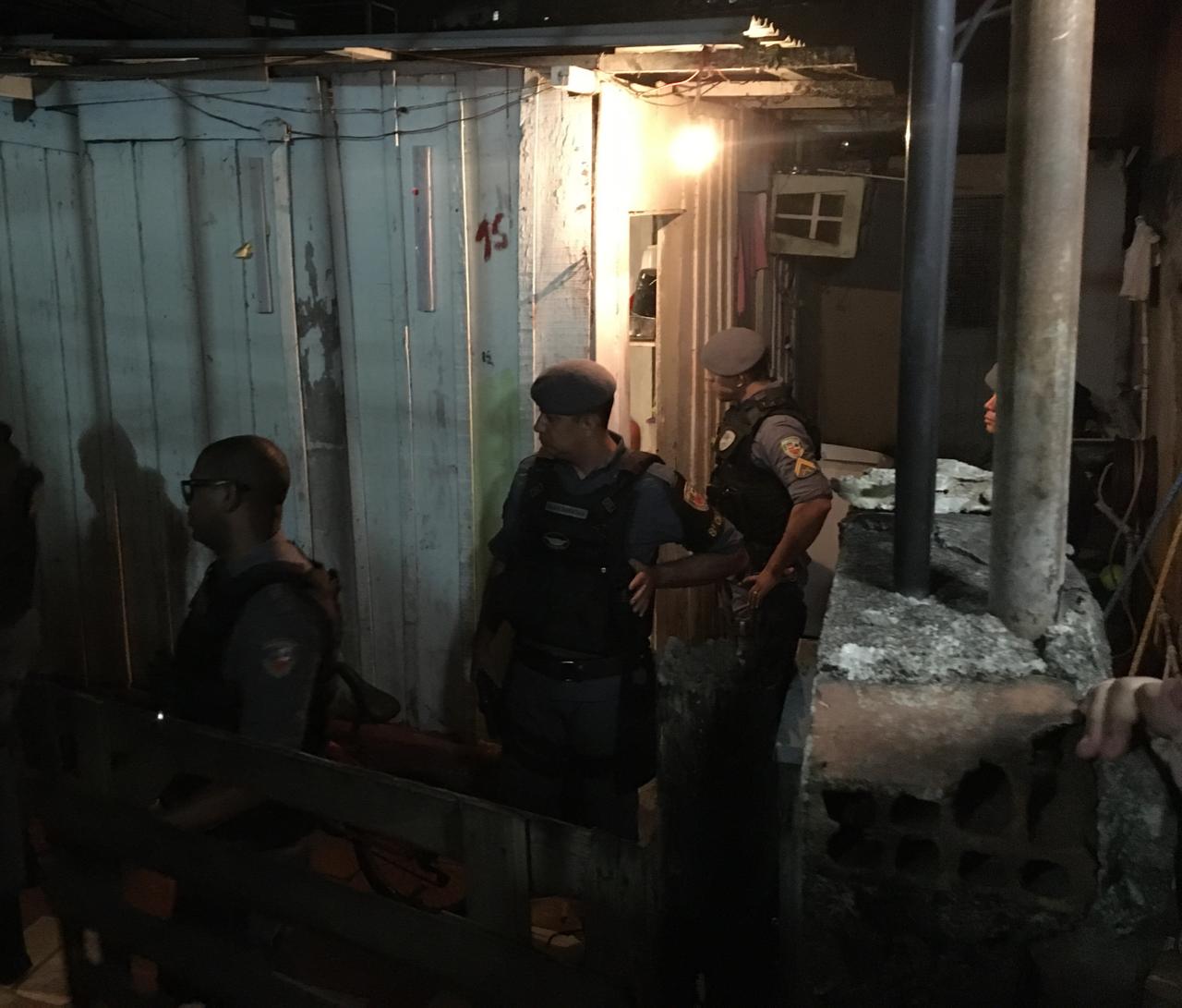 Em Manaus, homem é crivado a balas em cima da cama da namorada