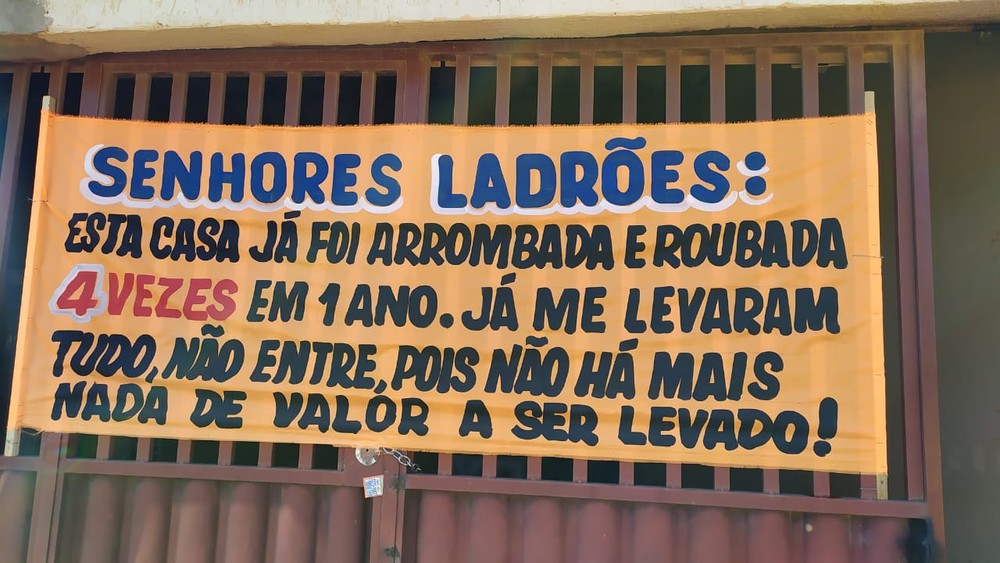 Vítima de assaltos deixa recado a ladrões no portão: 'Não entre'
