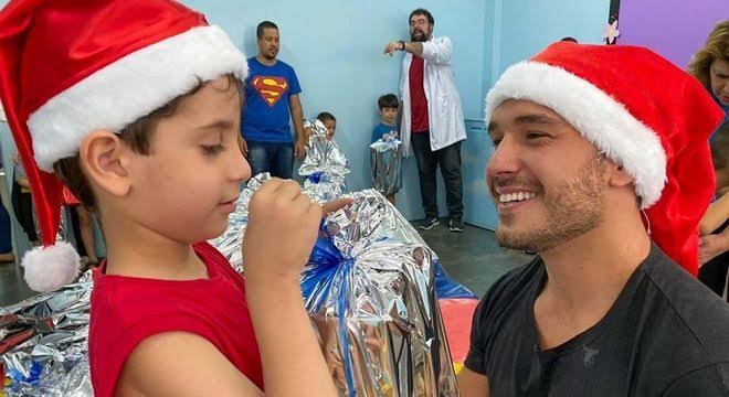 Após ‘puxão de orelha’ de Marcos Mion, Lucas Viana visita crianças autistas 