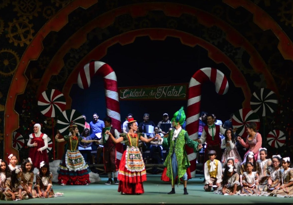 Em exibição no Teatro Amazonas, 'A Caixa Mágica de Natal' terá audiodescrição e Libras