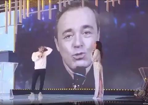 Vídeo: Aos prantos, Mion faz discurso emocionante ao receber presente póstumo de Gugu