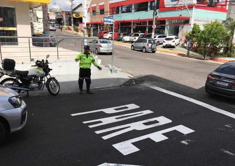 1º dia de implantação de binário no Vieralves tem orientação a motoristas em Manaus