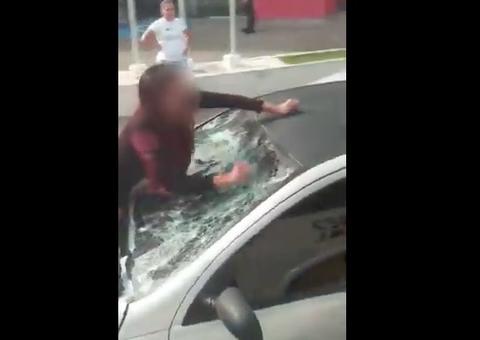 Mulher enfurecida quebra para-brisas de carros em frente a delegacia em Manaus