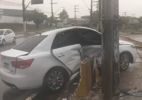 Durante forte chuva em Manaus, carro perde a direção e atinge bloco de concreto