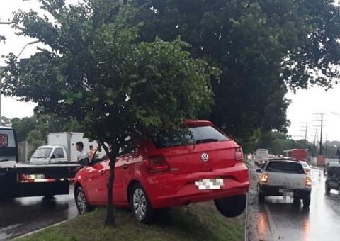 Após colisão, carro voa e vai parar sobre canteiro central em avenida de Manaus