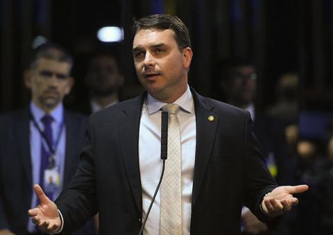 Loja de Flávio Bolsonaro é alvo da PF em investigação sobre esquema de 'rachadinha'