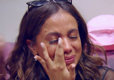 Com pouso em Manaus, Anitta passa perrengue no banheiro de avião: “Sem papel" 