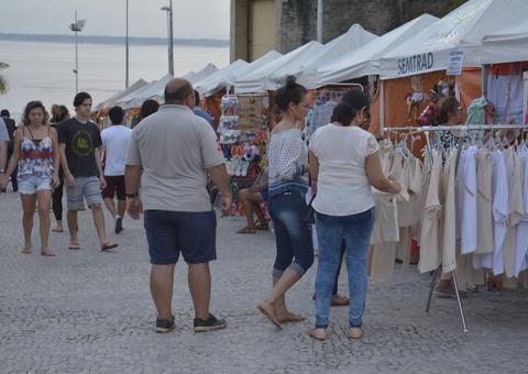 Em Manaus, artistas exibem produtos em feira natalina na Ponta Negra