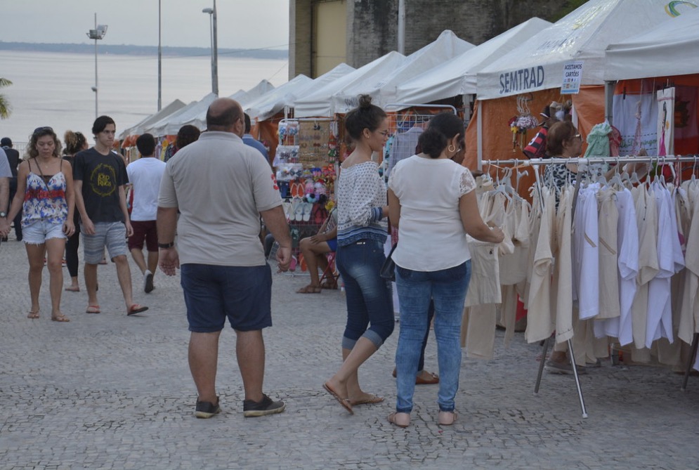 Em Manaus, artistas exibem produtos em feira natalina na Ponta Negra