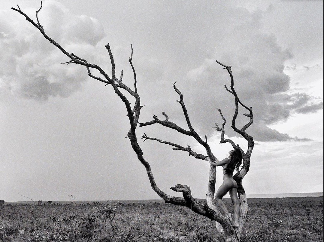 Aos 42, Danni Suzuki posa completamente nua com bumbum arrebitado durante viagem