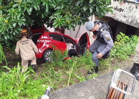 Em Manaus, carro despenca em barranco após colisão e vítima fica presa às ferragens