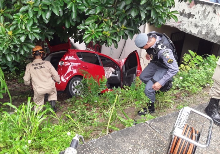 Em Manaus, carro despenca em barranco após colisão e vítima fica presa às ferragens