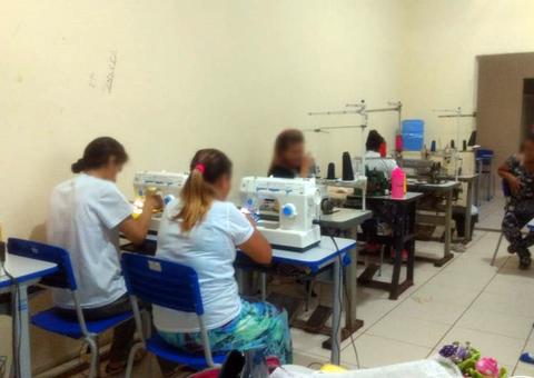 Internas do semiaberto concluem curso de corte e costura em Manaus 