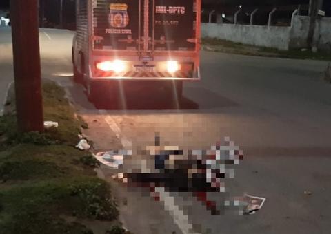 Mulher morre e militar fica gravemente ferido durante violento acidente em Manaus