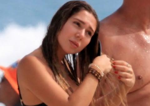 Filha de Renato Gaúcho, Carol Portaluppi exibe curvas em dia de praia com o pai