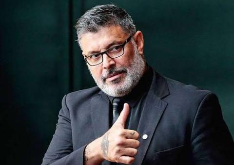 Alexandre Frota provoca 'família Bolsonaro’ e posa em frente à loja de chocolates