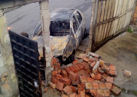Carro atinge muro de casa e pega fogo em rua de Manaus 