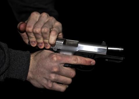 Homem morre após testar arma que tinha acabado de comprar 