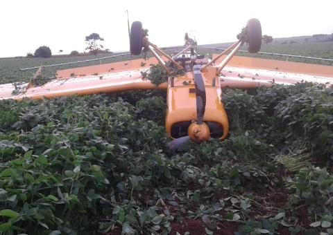 Avião agrícola faz pouso forçado em plantação de soja