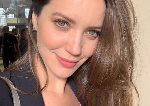 Atriz Nathalia Dill vai à praia e formato de chaveiro rouba a cena