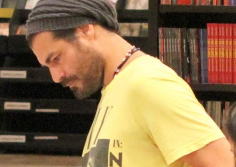 Após ser detido, Thiago Lacerda é clicado em livraria no Rio