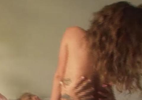 Montada nua em funkeiro, Anitta choca ao simular sexo em clipe; imagens fortes