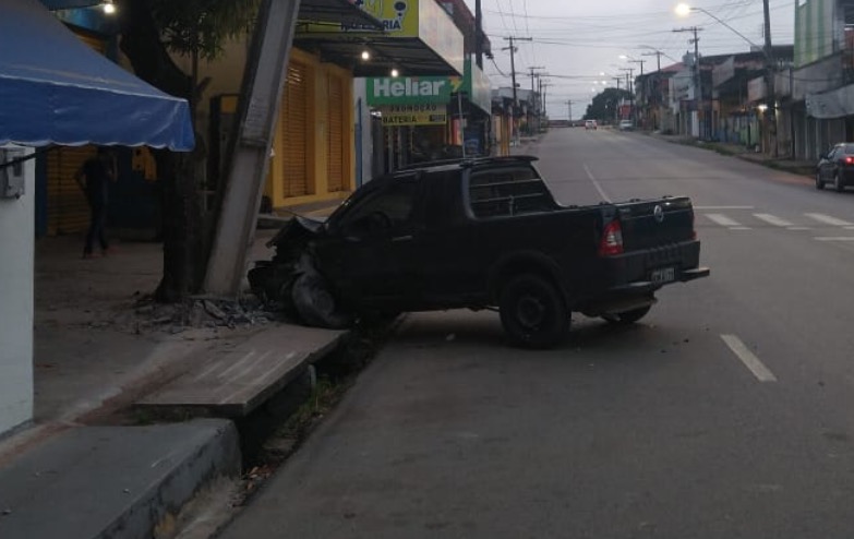 Carro invade calçada e fica destruído ao atingir poste em Manaus