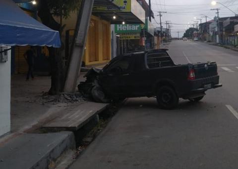 Carro invade calçada e fica destruído ao atingir poste em Manaus