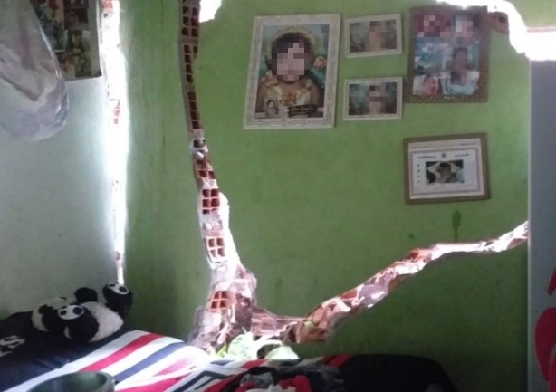 Mãe e filho de 4 anos ficam feridos após barranco desabar sobre casa em Manaus