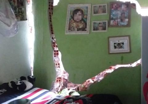 Mãe e filho de 4 anos ficam feridos após barranco desabar sobre casa em Manaus