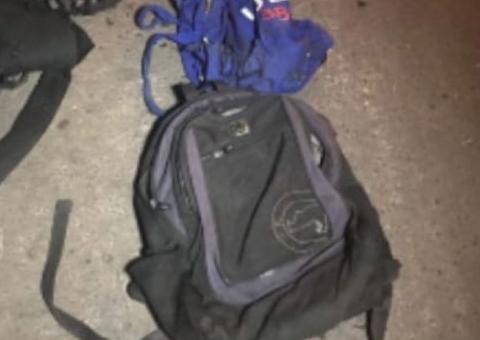 Bandidos atrapalhados abandonam moto e mochila cheia de objetos roubados em arrastão em Manaus