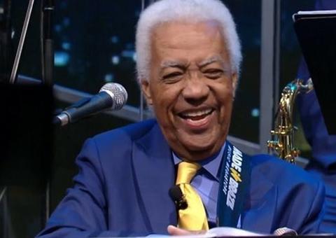 Famosos e amigos lamentam a morte do músico Bira, baixista do programa do Jô