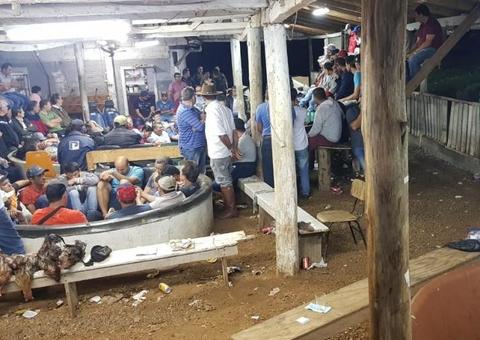 Após denúncia, 100 pessoas são presas durante rinha de galos