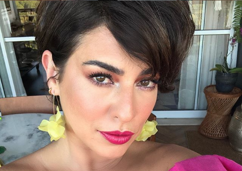 De biquini, Fe Paes Leme sensualiza mostrando bumbum gigante