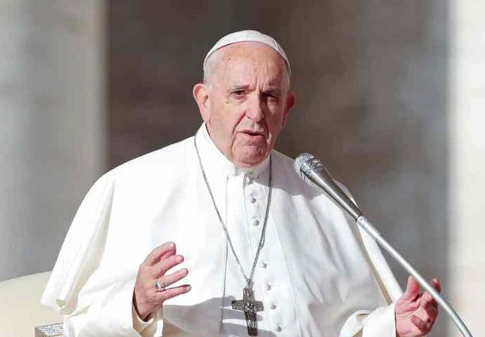 Papa Francisco diz que Igreja está atrasada e pede reformas